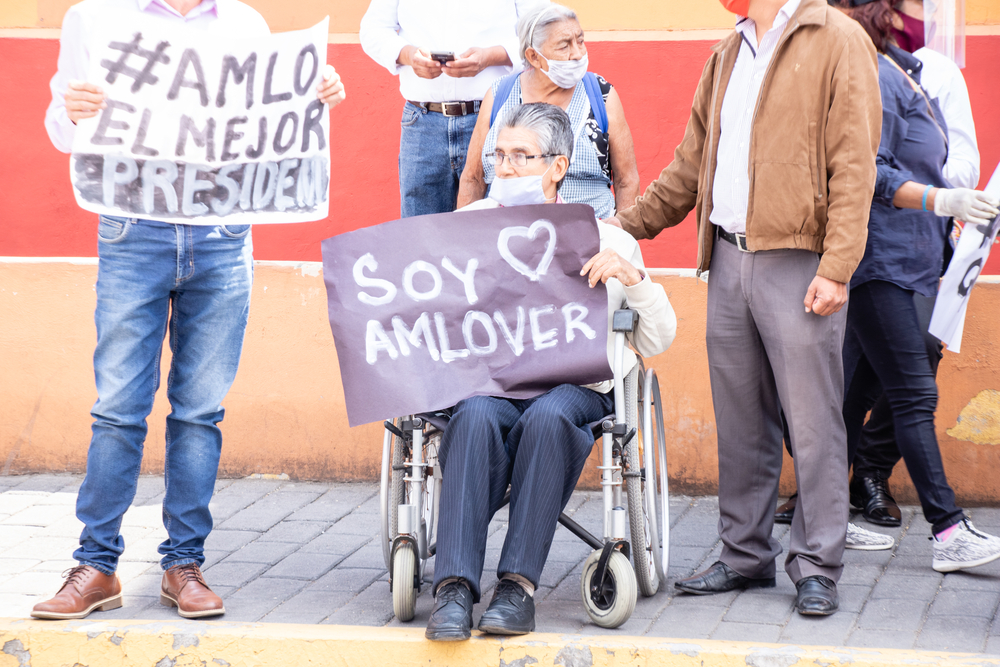 Puebla/Meksiko.  Man mendukung AMLO selama krisis coronavirus.  Foto: Luis Raul Torres/Shutterstock