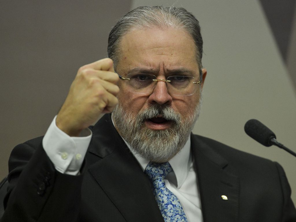 Durante a transmissão ao vivo, o procurador-geral brasileiro quase espancou um colega
