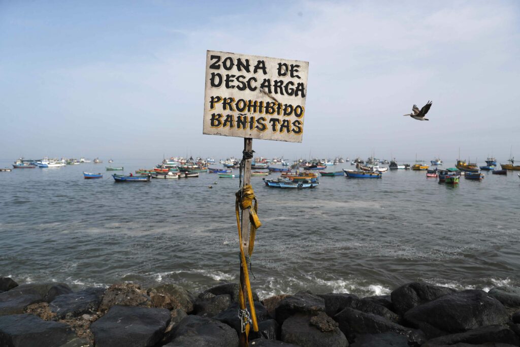 Minyak menodai air di pelabuhan Ancón, satu tahun setelah tumpahan Repsol.  Foto: Leslie Moreno Custodio/Dialogo Chino