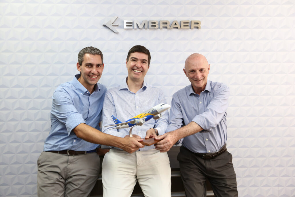 embraerx Daniel Moczydlower, Chief Innovation Officer Embraer (tengah), bersama Moises Swirski (kanan) dan Richard Zeiger (kiri), mitra pendiri MSW Capital.  Foto: Gerson Fujiki/Embraer.