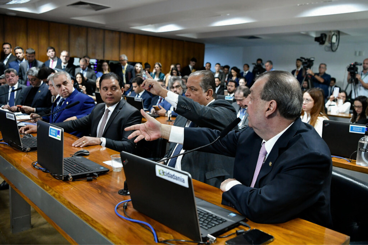 A oposição apoiada por Bolsonaro adiou a votação da nova regra fiscal do Brasil