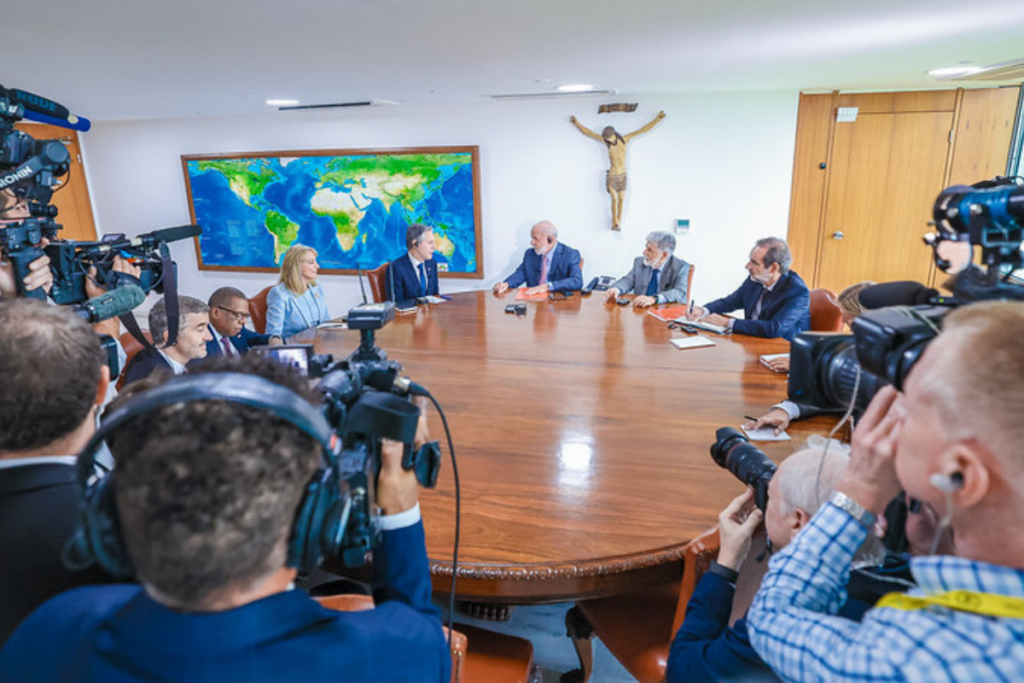 Muitas fotos da visita de Anthony Blinken ao palácio presidencial do Brasil apresentavam uma cruz ao fundo.  Alguns viram isso como um golpe contra Israel.  Foto: Ricardo Stuckert/PR