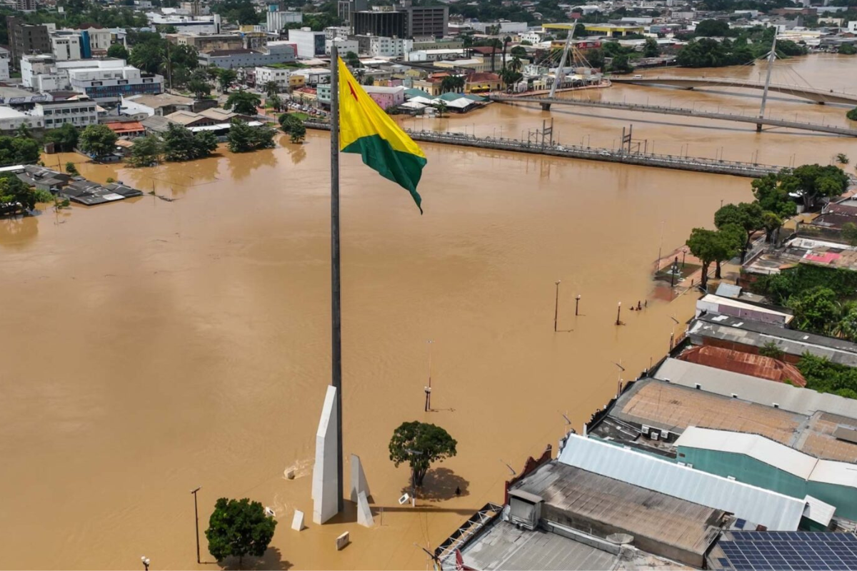 Crise climática na Amazônia continua com enchentes no Acre e incêndios em Roraima