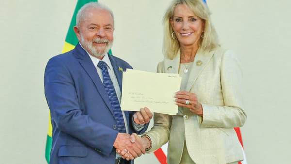 u.s. President Lula of Brazil and American Ambassador Elizabeth Frawley Bagley. Photo: Ricardo Stuckert/PR